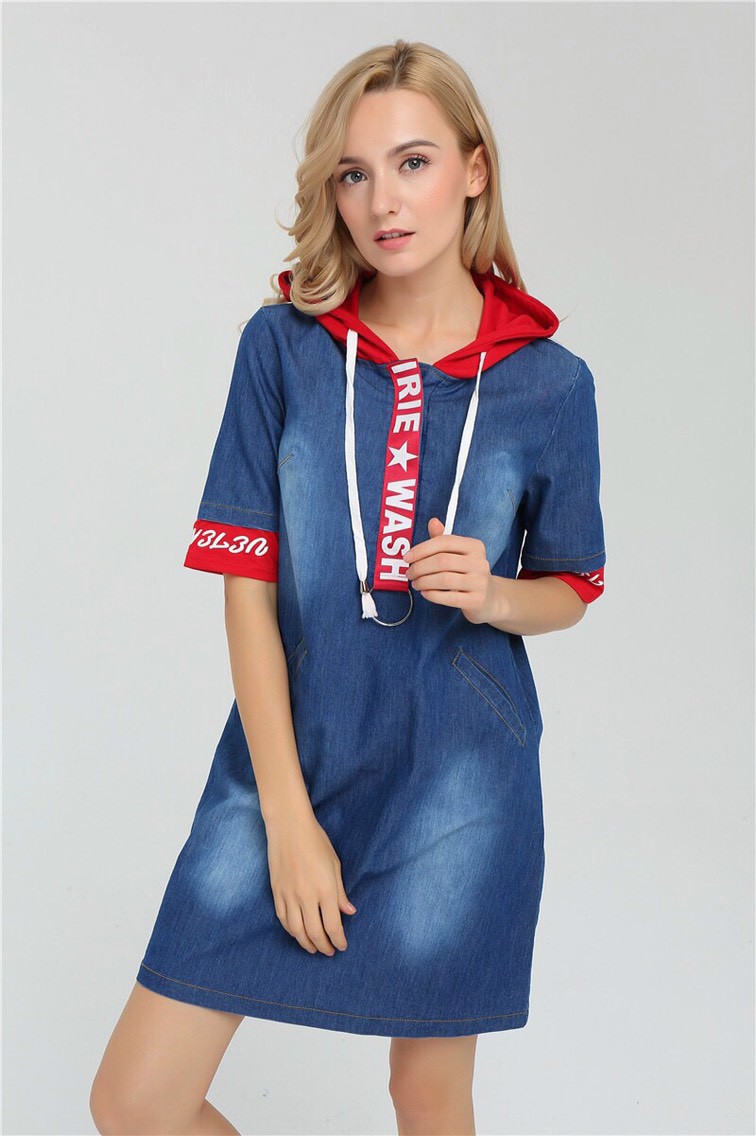 ĐẦM JEAN SUÔNG PHỐI NÓN ĐỎ IN CHỮ